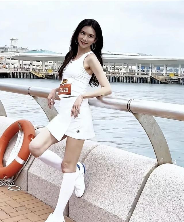 林志玲与阿Sa同框，一个挡肚子，一个露肚子，网友：她活得太累了