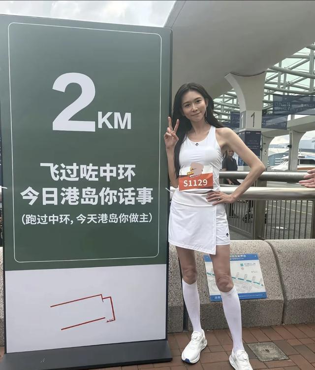 林志玲与阿Sa同框，一个挡肚子，一个露肚子，网友：她活得太累了