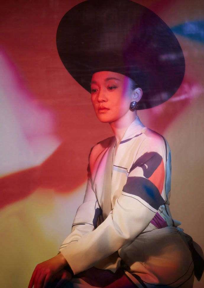 周迅新造型惊艳全网！金发齐刘海重现经典银幕形象，网友：梦回青春