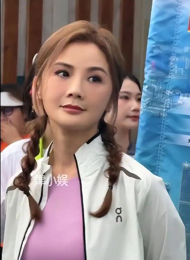 林志玲与阿Sa同框，一个挡肚子，一个露肚子，网友：她活得太累了