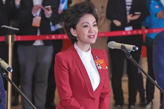 曝54岁前央视主持海霞福建游玩! 一身打扮优雅且知性，长发更随和