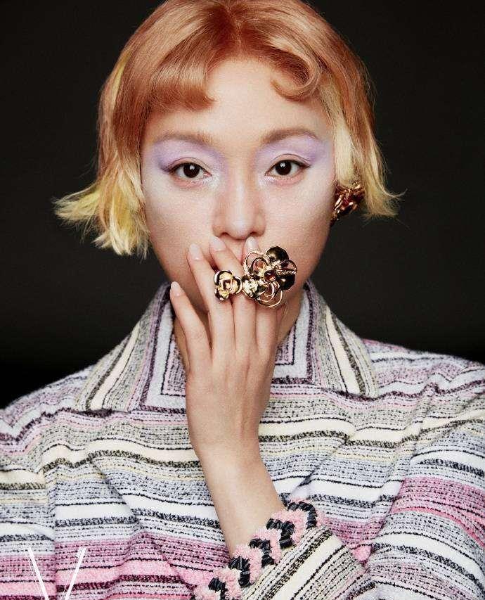 周迅新造型惊艳全网！金发齐刘海重现经典银幕形象，网友：梦回青春