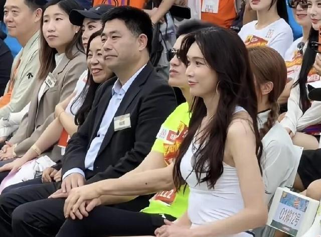 林志玲与阿Sa同框，一个挡肚子，一个露肚子，网友：她活得太累了