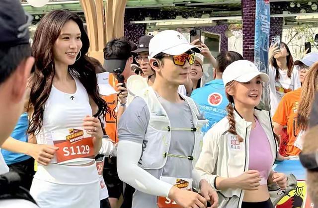 林志玲与阿Sa同框，一个挡肚子，一个露肚子，网友：她活得太累了