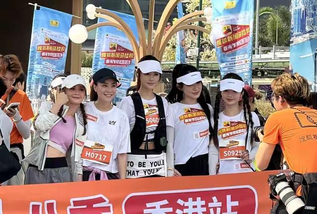 林志玲与阿Sa同框，一个挡肚子，一个露肚子，网友：她活得太累了