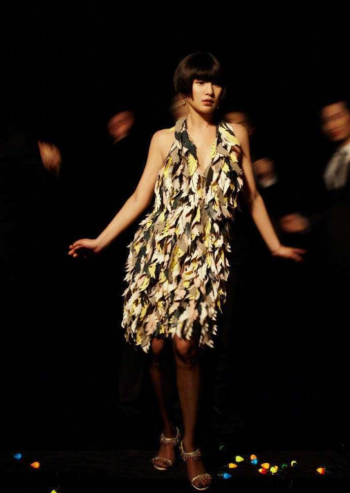 周迅新造型惊艳全网！金发齐刘海重现经典银幕形象，网友：梦回青春