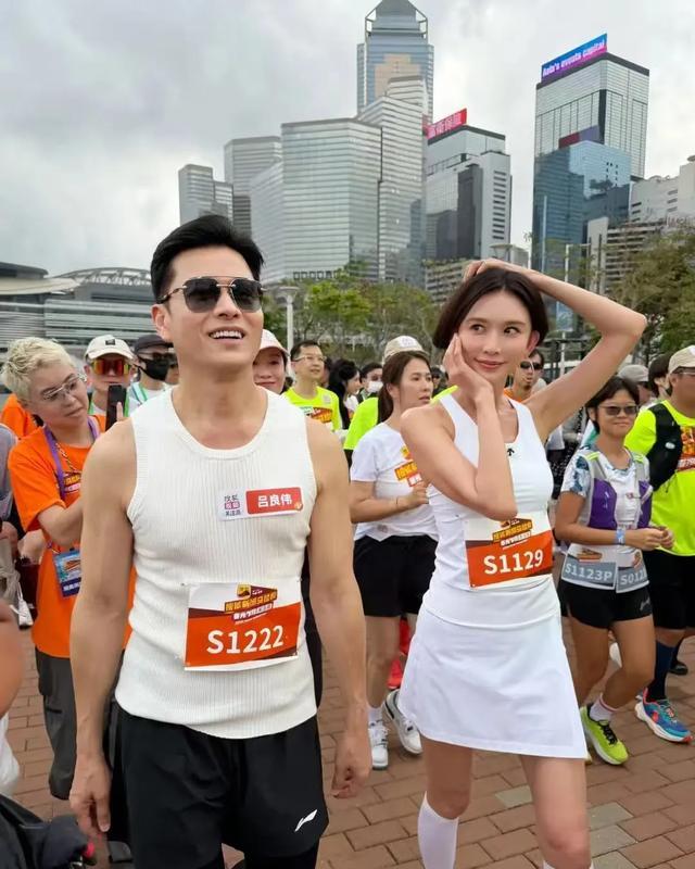 林志玲与阿Sa同框，一个挡肚子，一个露肚子，网友：她活得太累了