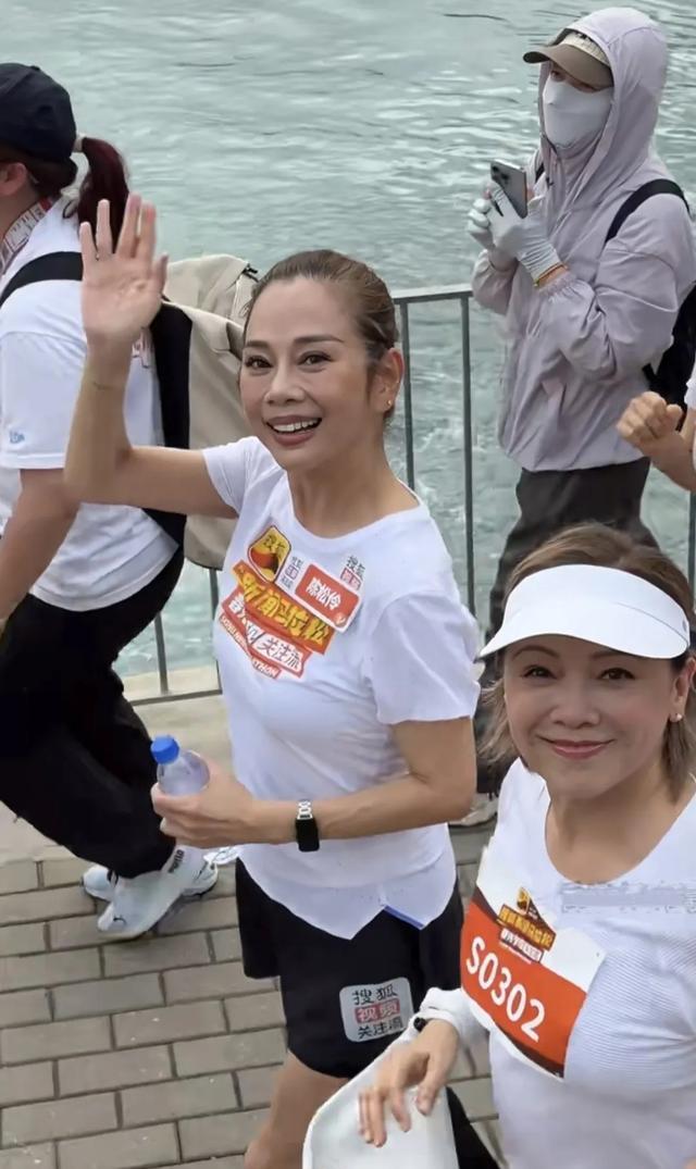 林志玲与阿Sa同框，一个挡肚子，一个露肚子，网友：她活得太累了