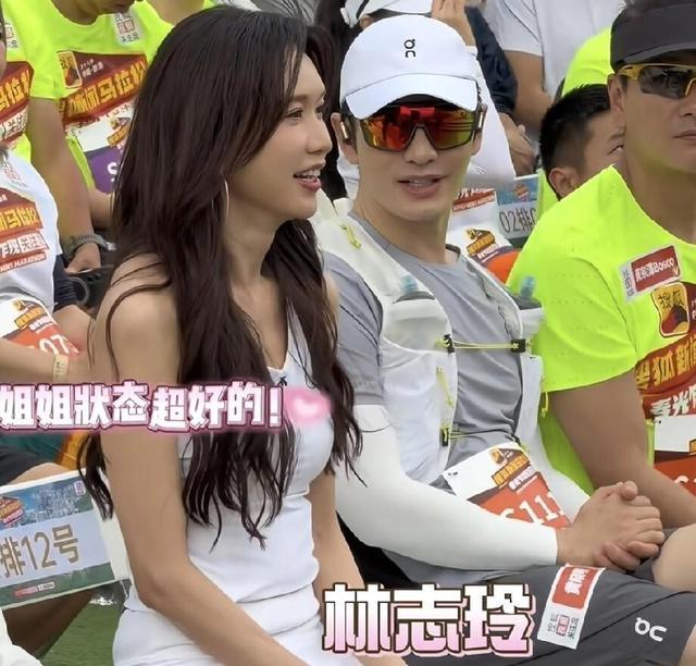 林志玲与阿Sa同框，一个挡肚子，一个露肚子，网友：她活得太累了