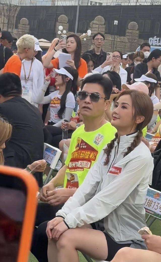 林志玲与阿Sa同框，一个挡肚子，一个露肚子，网友：她活得太累了