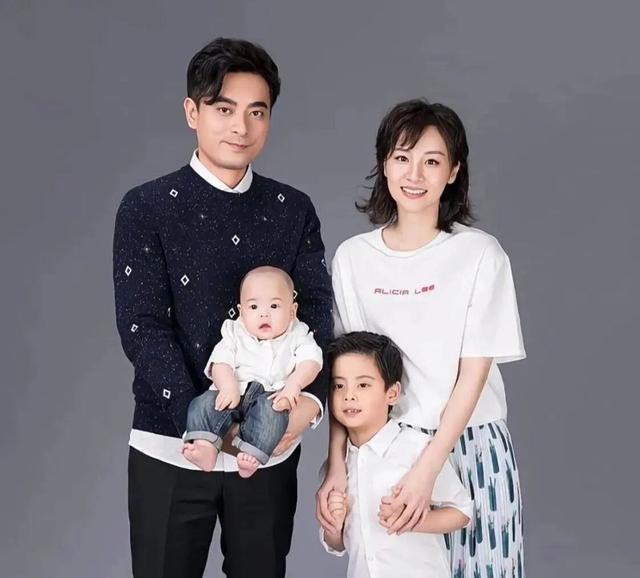 49岁陈龙近况曝光！娶美女章龄之生两子，如今婚姻幸福成人生赢家