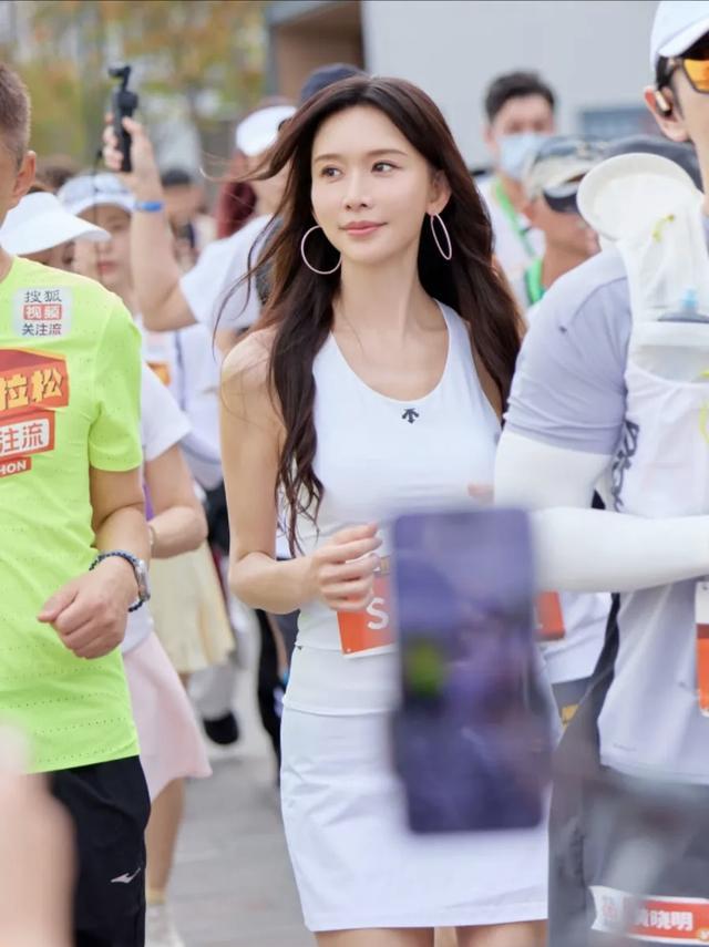 林志玲与阿Sa同框，一个挡肚子，一个露肚子，网友：她活得太累了