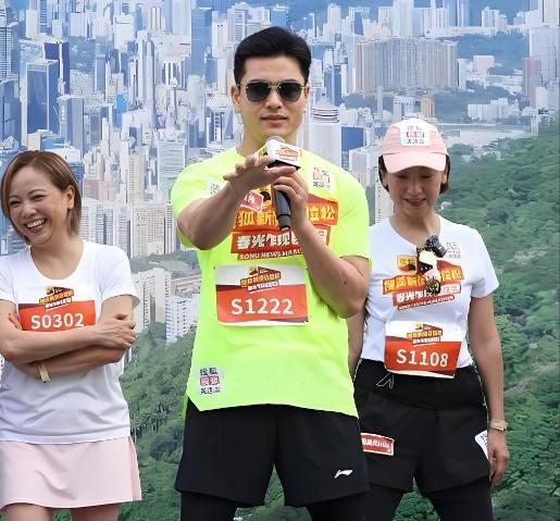 林志玲与阿Sa同框，一个挡肚子，一个露肚子，网友：她活得太累了