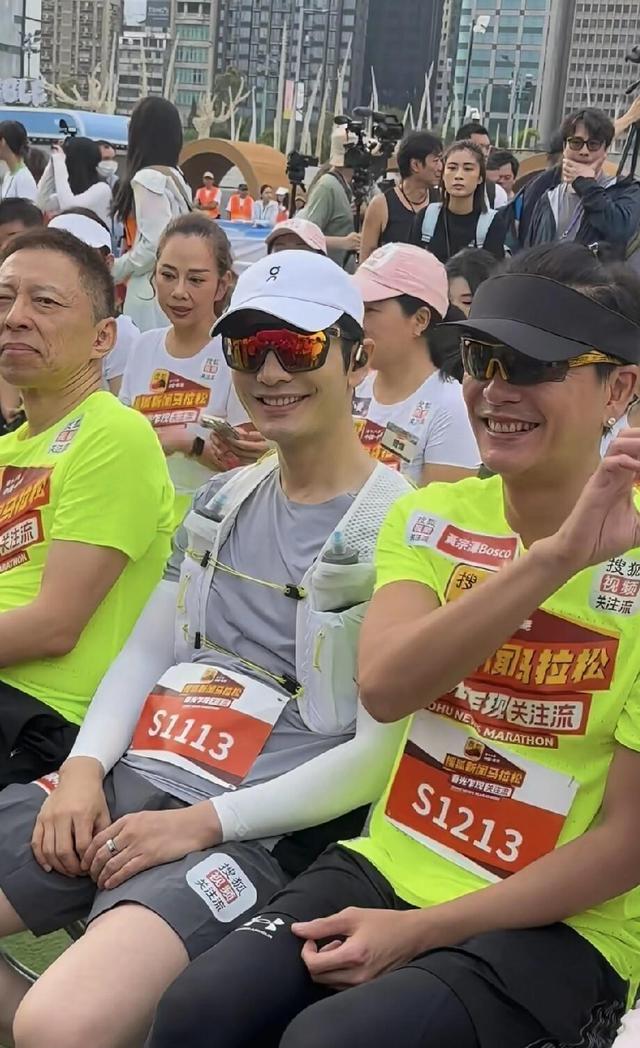 林志玲与阿Sa同框，一个挡肚子，一个露肚子，网友：她活得太累了