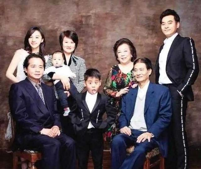 49岁陈龙近况曝光！娶美女章龄之生两子，如今婚姻幸福成人生赢家