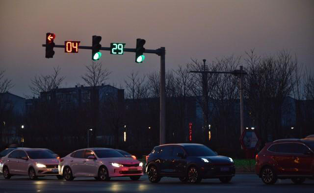 等红灯挂D挡还是N挡？别瞎争论了，分车型来才不伤车