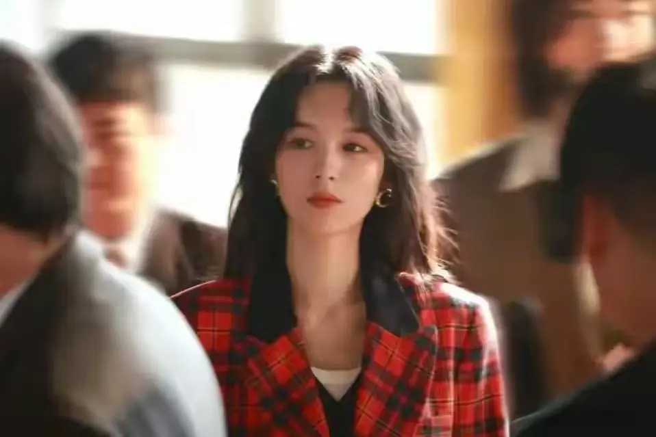 裁员90%！横店死成坟？短剧暴雷真相：AI没杀人，是你玩死自己！