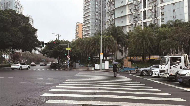 两条斑马线尽头被6个设备箱堵住相关部门：拟改善行人过街区域或优化斑马线位置