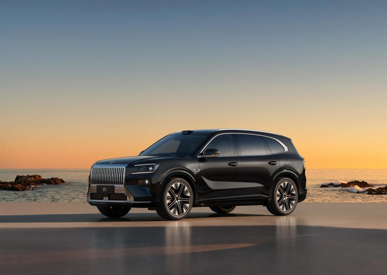 37.68万元起的极氪8X：不只有2.96秒破百，更有有温度的豪华