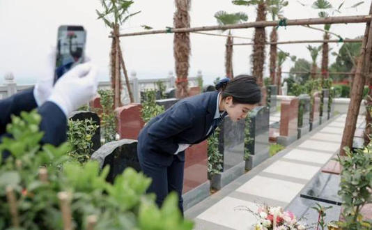 洛阳00后女孩留学回国当职业扫墓人，每天鞠躬上百次，月薪4000元，称晚上自己住在山上“一点也不害怕”