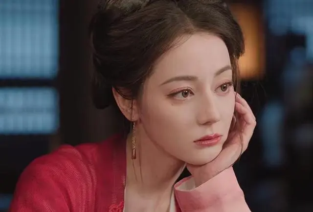 一个强行扮嫩，一个嘴歪，两人毁掉 40 集大剧，迪丽热巴也救不了