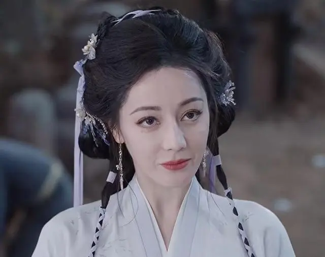 一个强行扮嫩，一个嘴歪，两人毁掉 40 集大剧，迪丽热巴也救不了