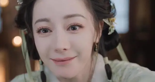 一个强行扮嫩，一个嘴歪，两人毁掉 40 集大剧，迪丽热巴也救不了