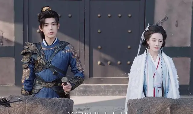 一个强行扮嫩，一个嘴歪，两人毁掉 40 集大剧，迪丽热巴也救不了