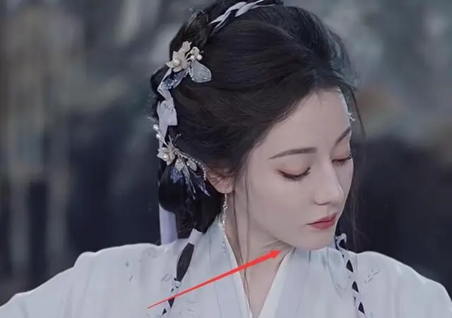 一个强行扮嫩，一个嘴歪，两人毁掉 40 集大剧，迪丽热巴也救不了