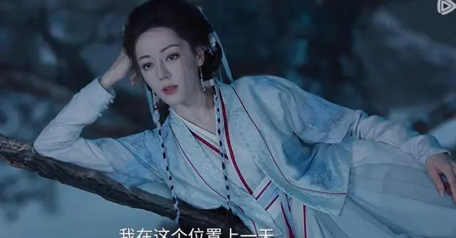 一个强行扮嫩，一个嘴歪，两人毁掉 40 集大剧，迪丽热巴也救不了