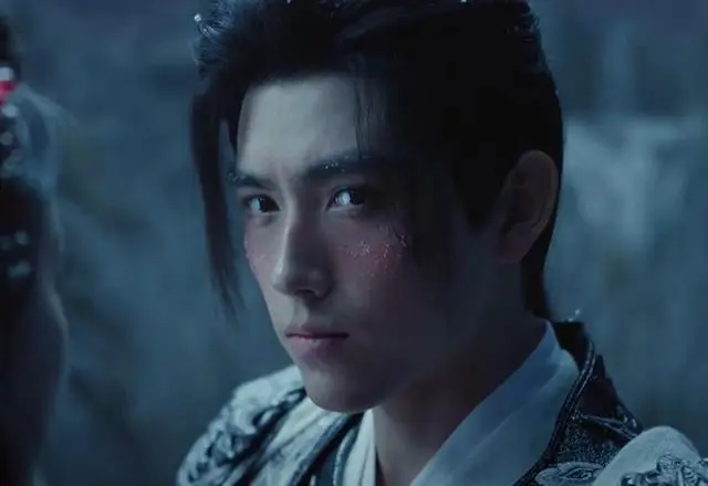 一个强行扮嫩，一个嘴歪，两人毁掉 40 集大剧，迪丽热巴也救不了