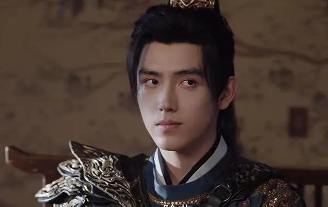 一个强行扮嫩，一个嘴歪，两人毁掉 40 集大剧，迪丽热巴也救不了