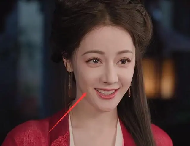 一个强行扮嫩，一个嘴歪，两人毁掉 40 集大剧，迪丽热巴也救不了