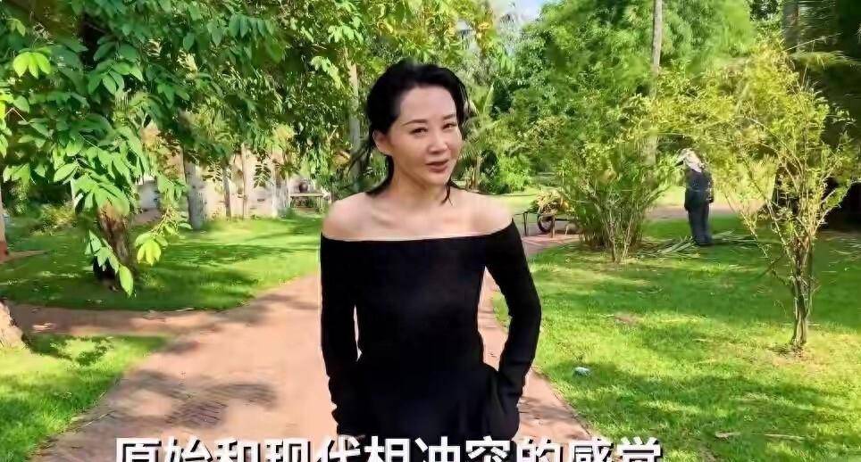 57岁许晴穿拖鞋草地身形似少女，网友惊呼她是“东方玫瑰”