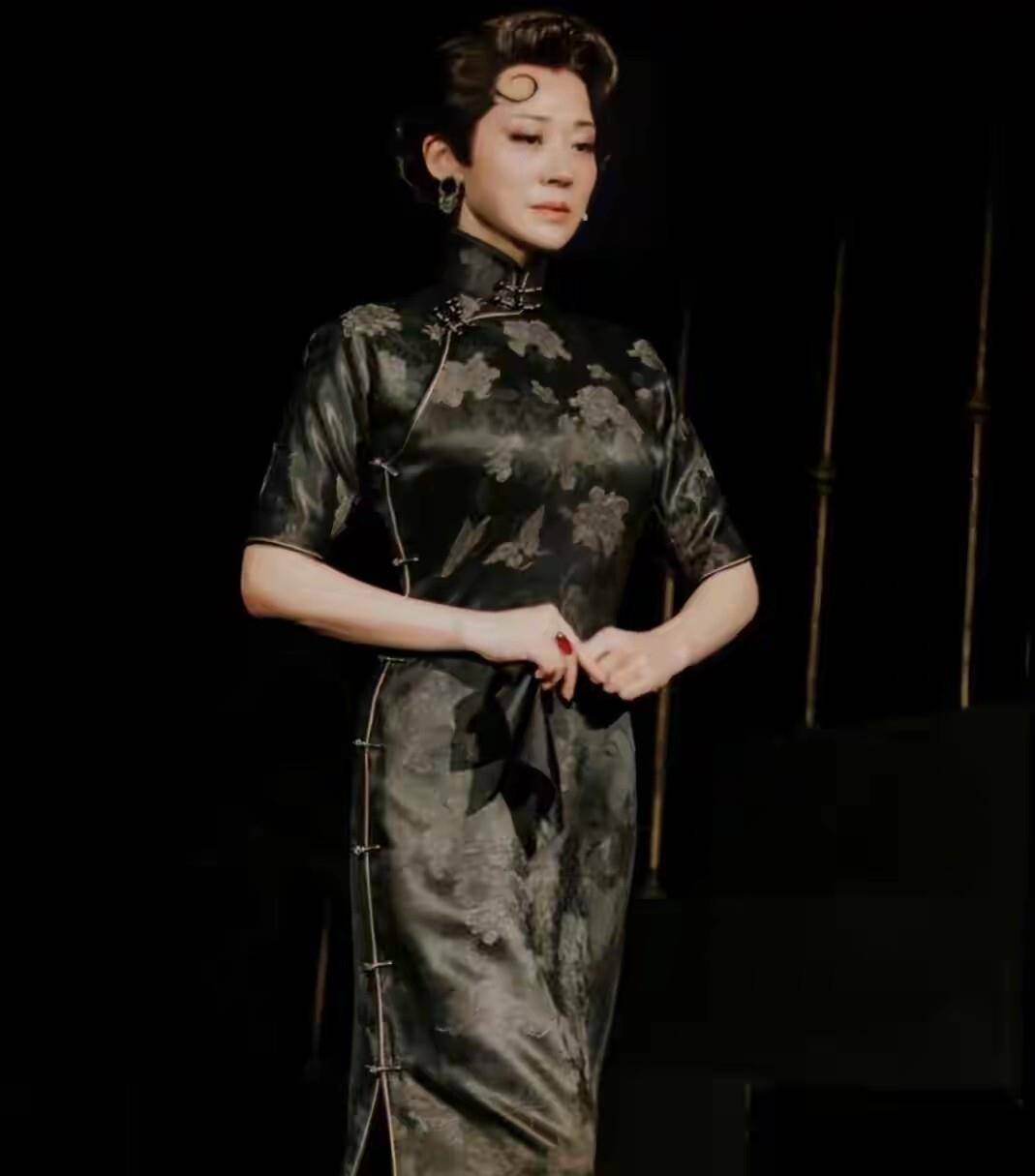 57岁许晴穿拖鞋草地身形似少女，网友惊呼她是“东方玫瑰”