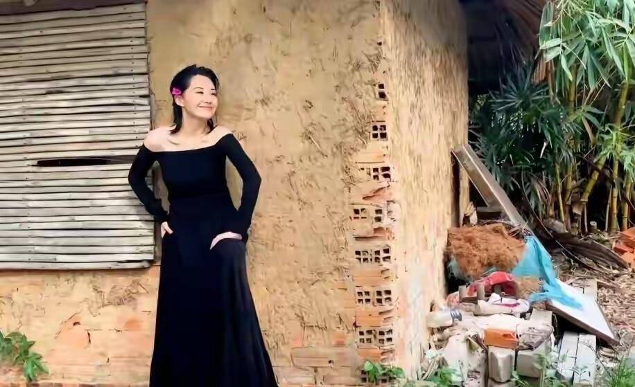 57岁许晴穿拖鞋草地身形似少女，网友惊呼她是“东方玫瑰”