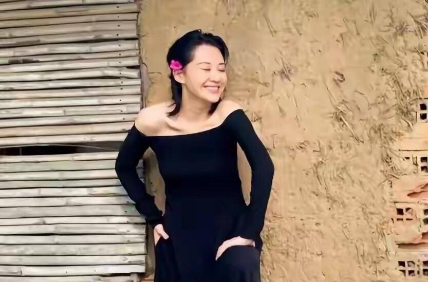 57岁许晴穿拖鞋草地身形似少女，网友惊呼她是“东方玫瑰”