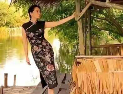 57岁许晴穿拖鞋草地身形似少女，网友惊呼她是“东方玫瑰”