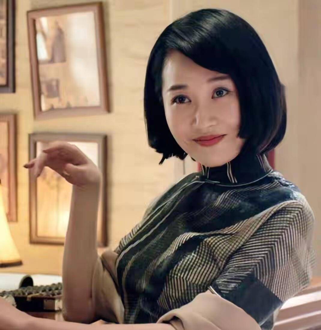 57岁许晴穿拖鞋草地身形似少女，网友惊呼她是“东方玫瑰”