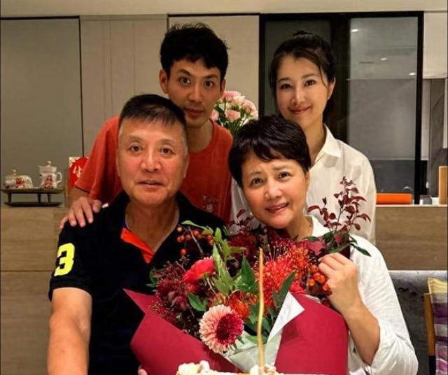 演员刘之冰邮轮上庆祝63岁生日，与茹萍比心有爱，侯勇等挚友也在