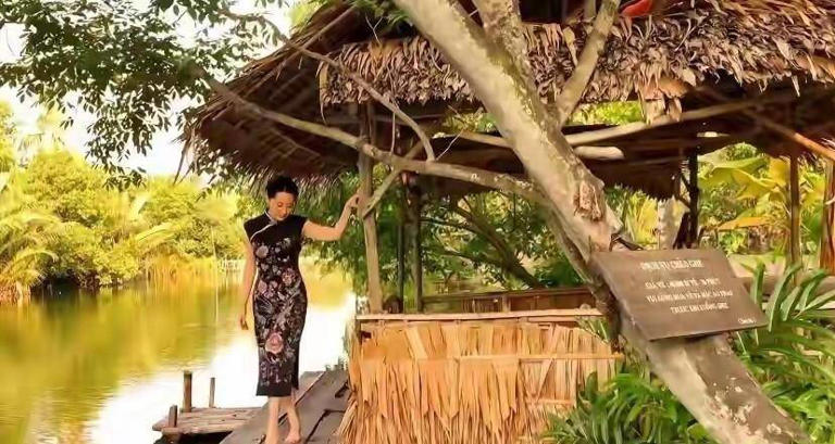 57岁许晴穿拖鞋草地身形似少女，网友惊呼她是“东方玫瑰”