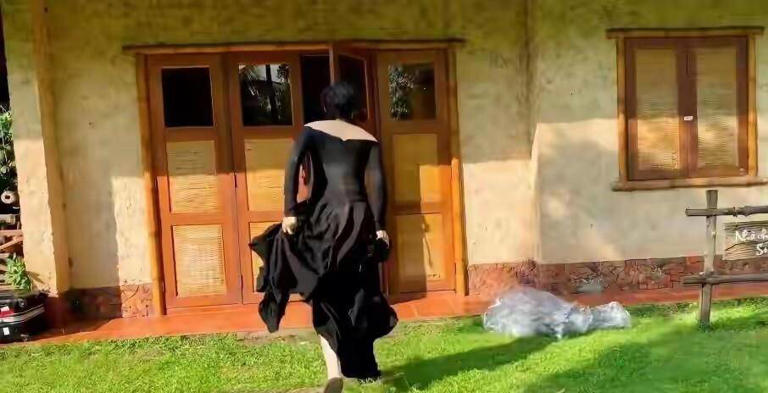 57岁许晴穿拖鞋草地身形似少女，网友惊呼她是“东方玫瑰”