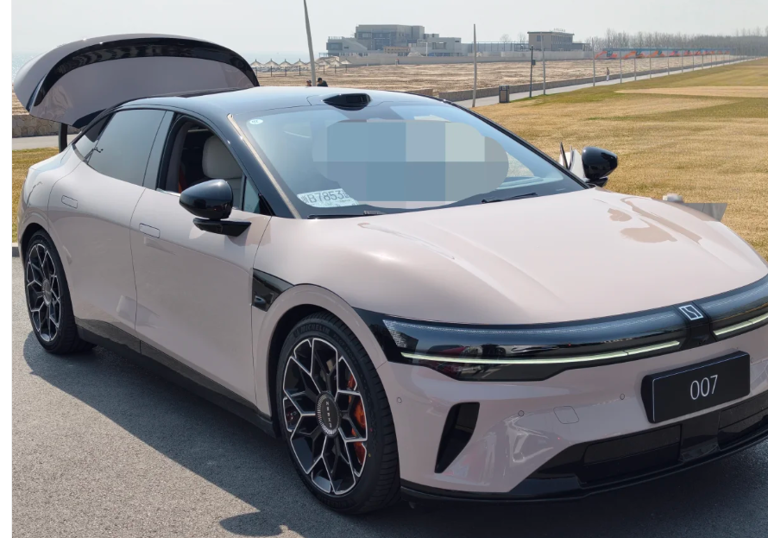 老车主试驾极氪 007 焕新版！听劝升级 + 新配色，性能 50 万内无敌