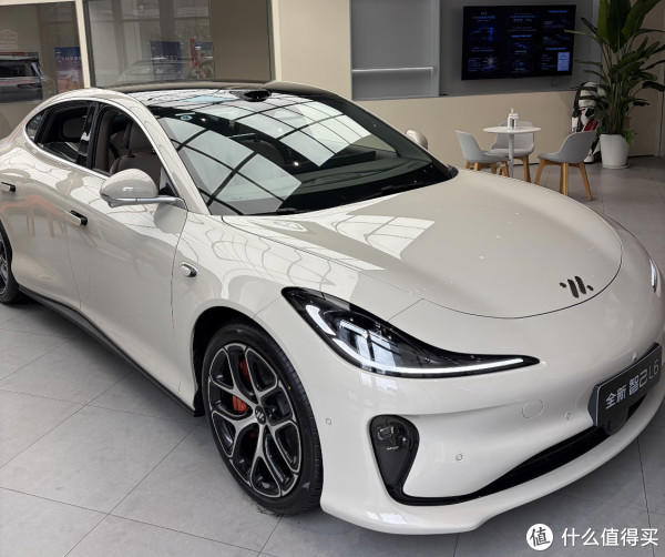 智己L6：20万级国产轿跑，值不值得买？