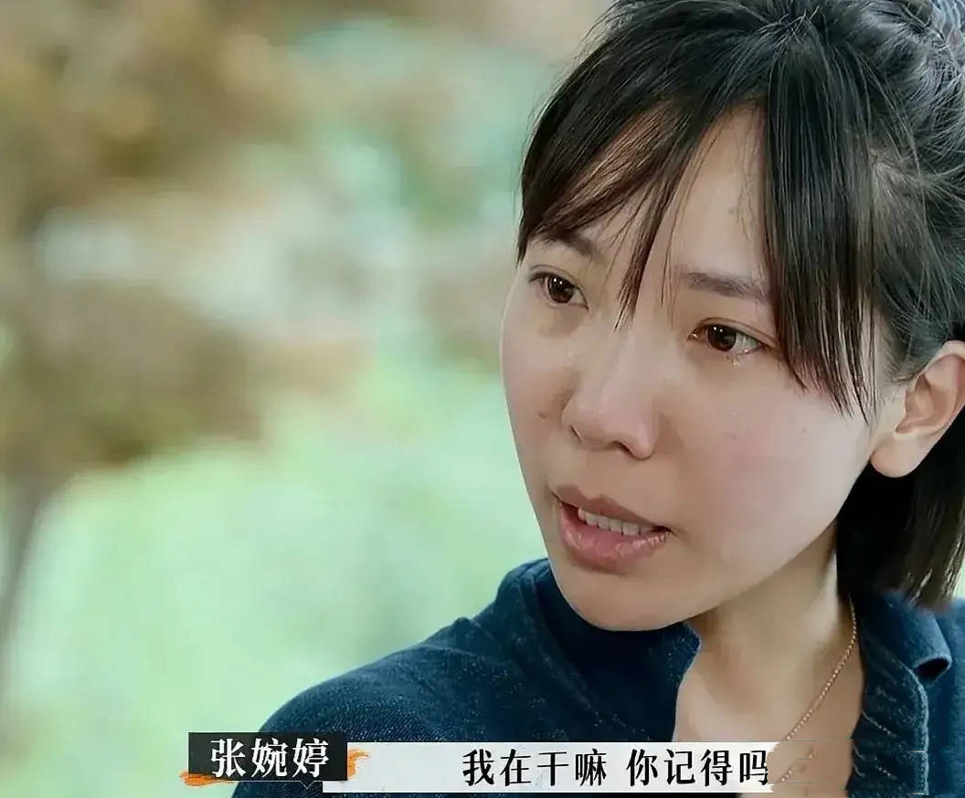  王传君夫妇当街吵架，齐溪穿吊带像胖了不少，眉头紧皱疑心情不佳