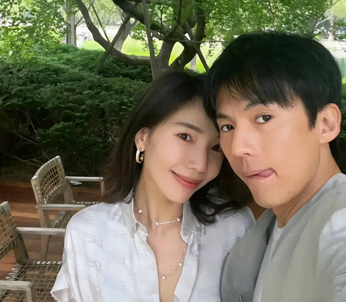 王传君夫妇当街吵架，齐溪穿吊带像胖了不少，眉头紧皱疑心情不佳