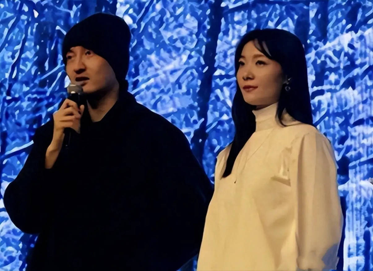 王传君夫妇当街吵架，齐溪穿吊带像胖了不少，眉头紧皱疑心情不佳