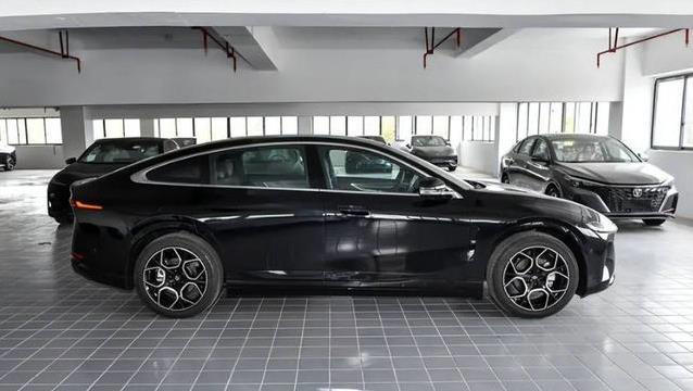 11万多买掀背纯电轿跑，空间能装1100升还带智能泊车，到底值不值