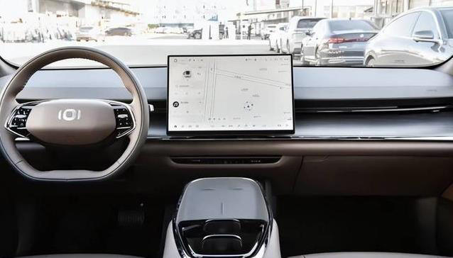 11万多买掀背纯电轿跑，空间能装1100升还带智能泊车，到底值不值