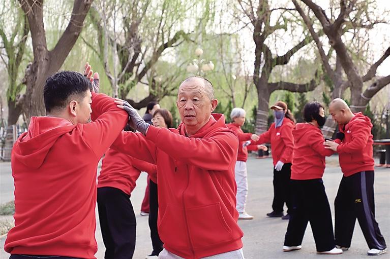 苏刚 十余年义务传授太极拳